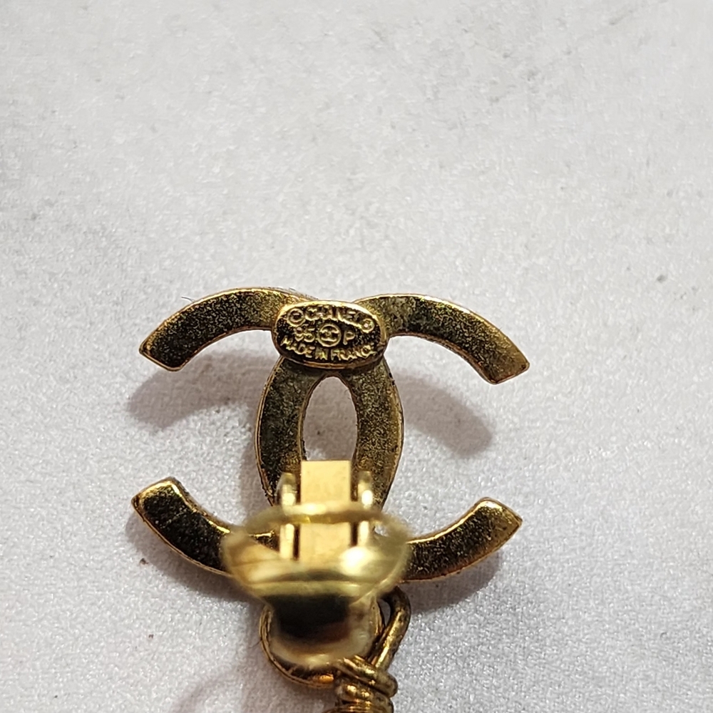 BS 279 Authentic Vintage Chanel CC Logo With Faux Pearl Clip On Earring - Picture 5 of 9
